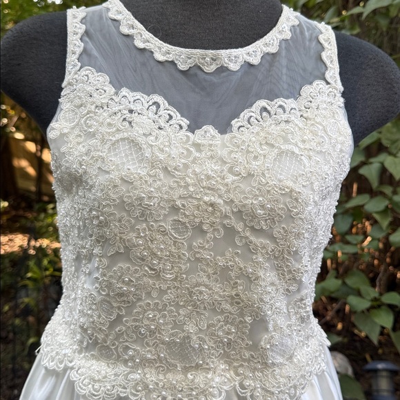 Wedding Dress Elegant White Lace bodice. Size small measurements in pics - Picture 2 of 11